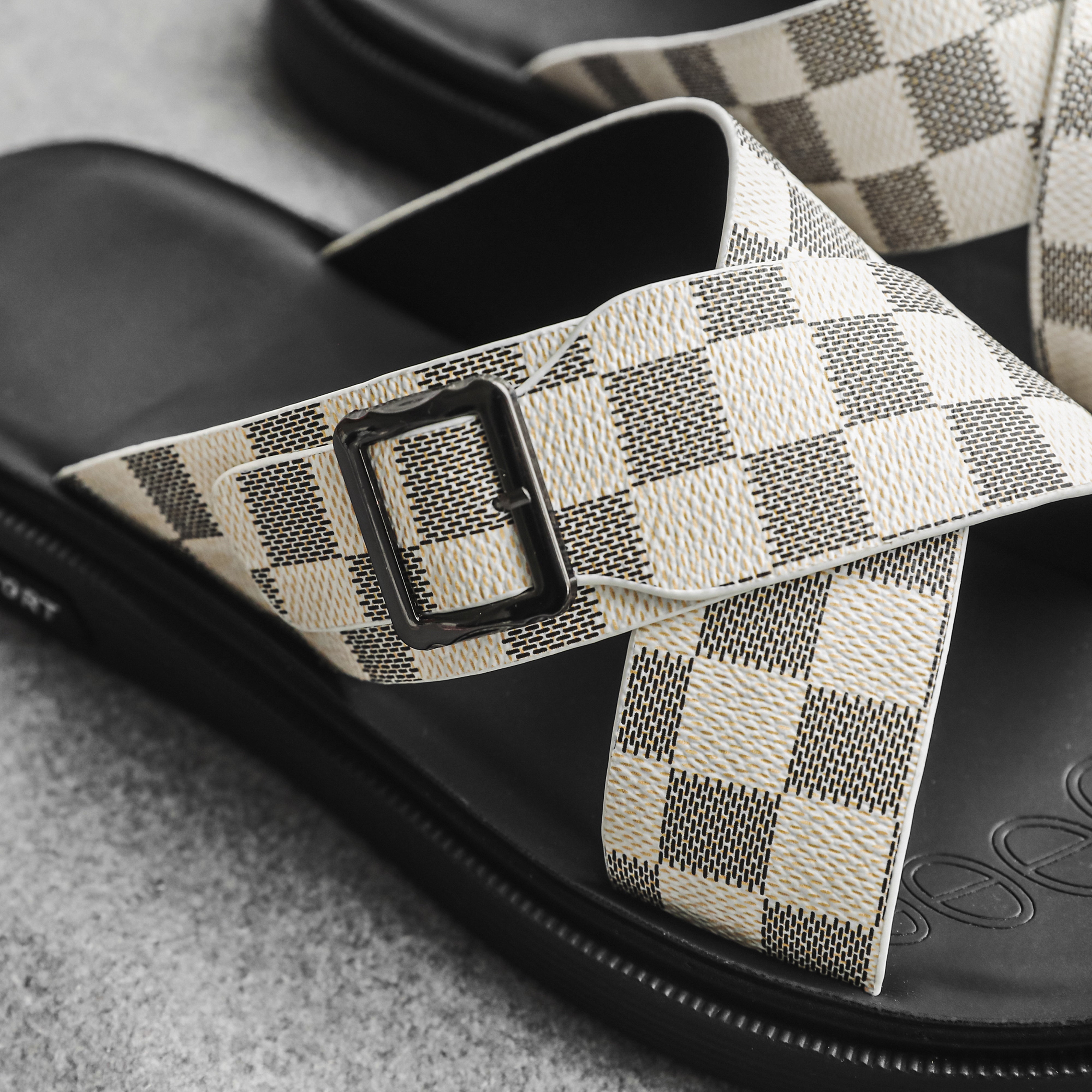Chanclas cruzadas a cuadros para hombre Beige