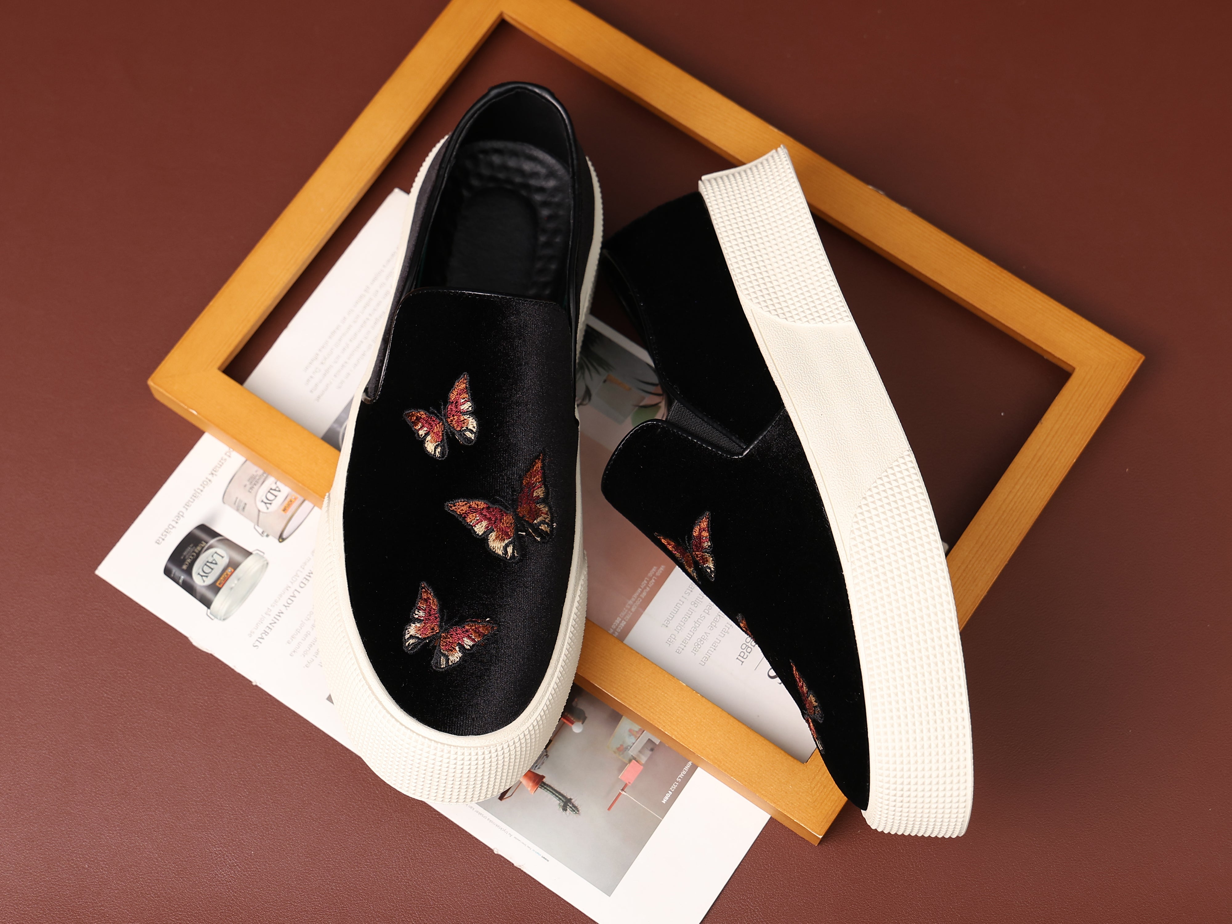 Mocasines de hombre de terciopelo con bordado de mariposas