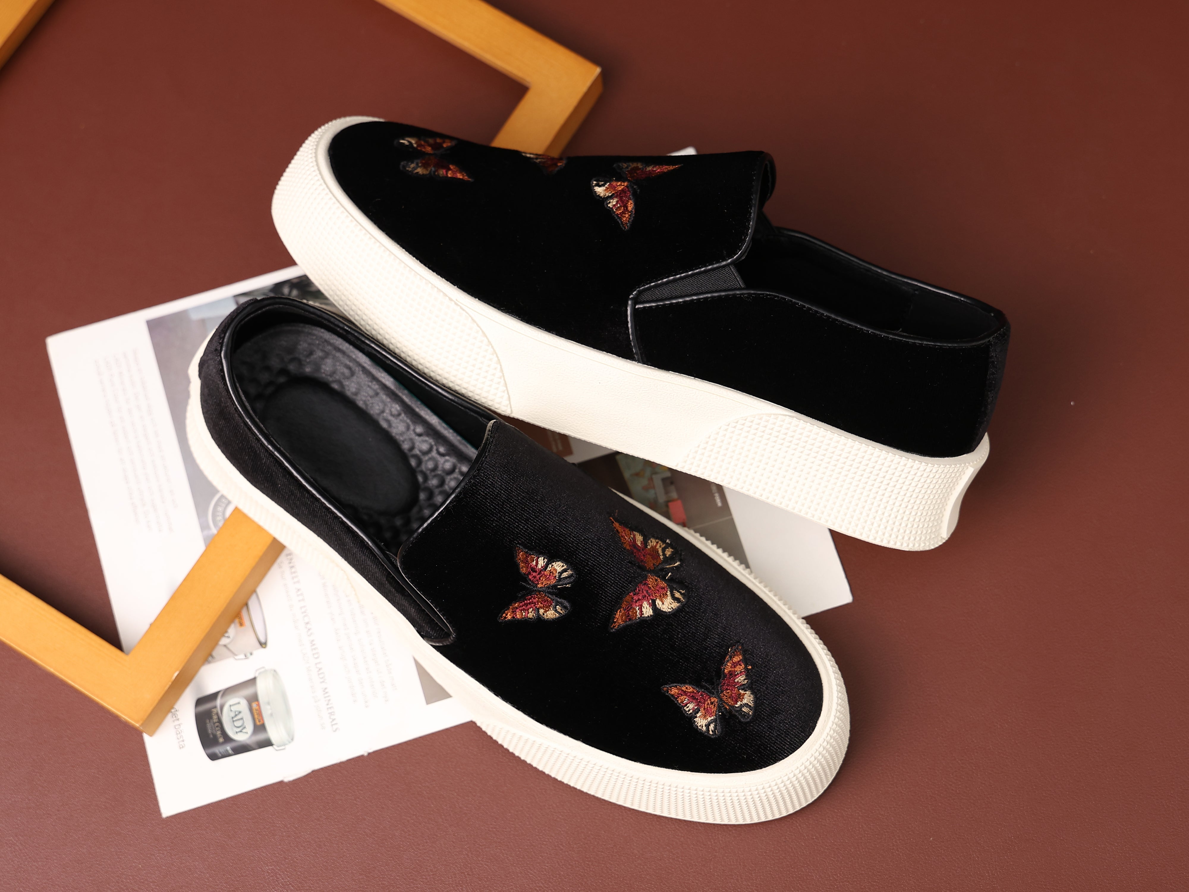Mocasines de hombre de terciopelo con bordado de mariposas