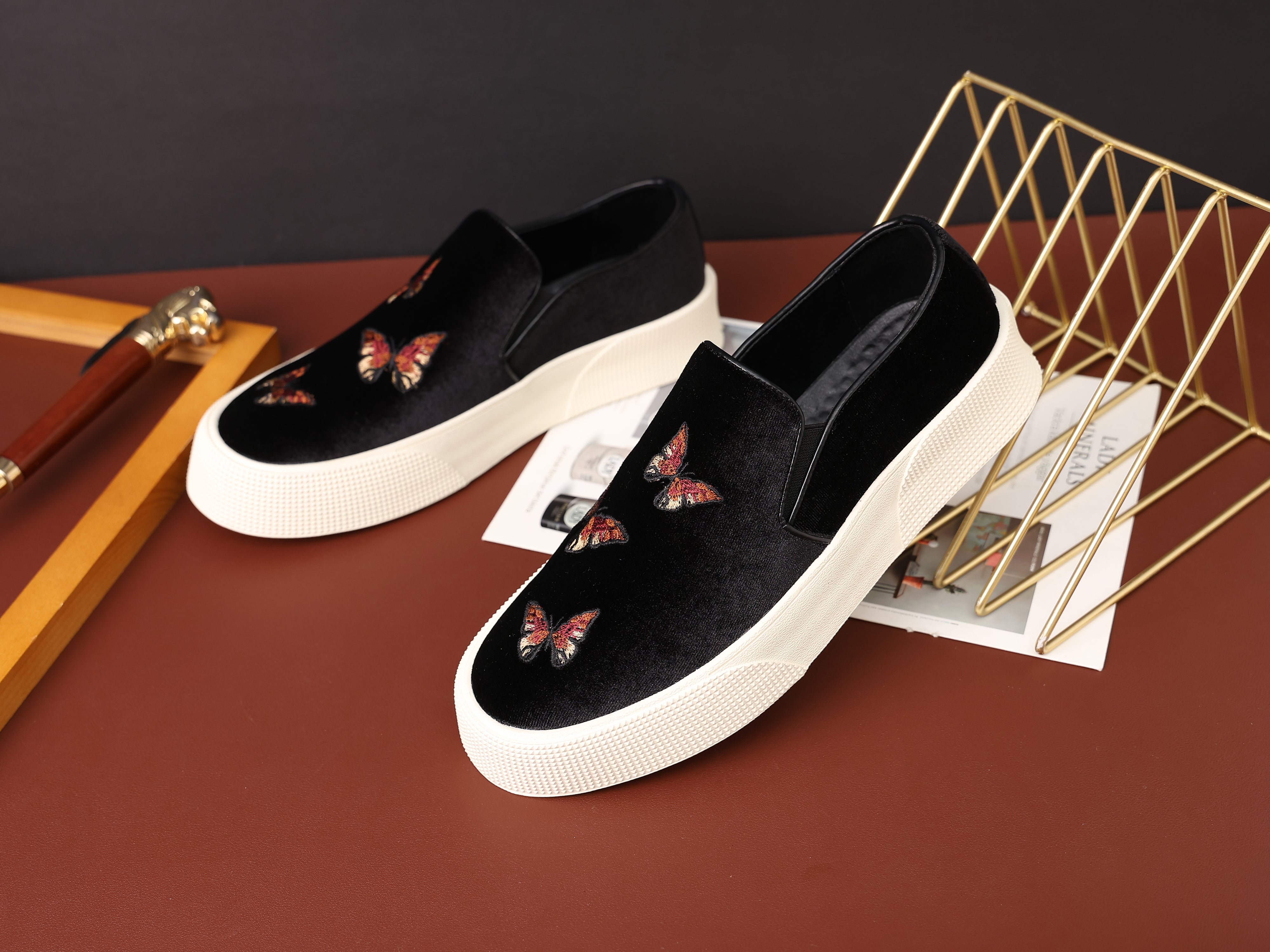 Mocasines de hombre de terciopelo con bordado de mariposas