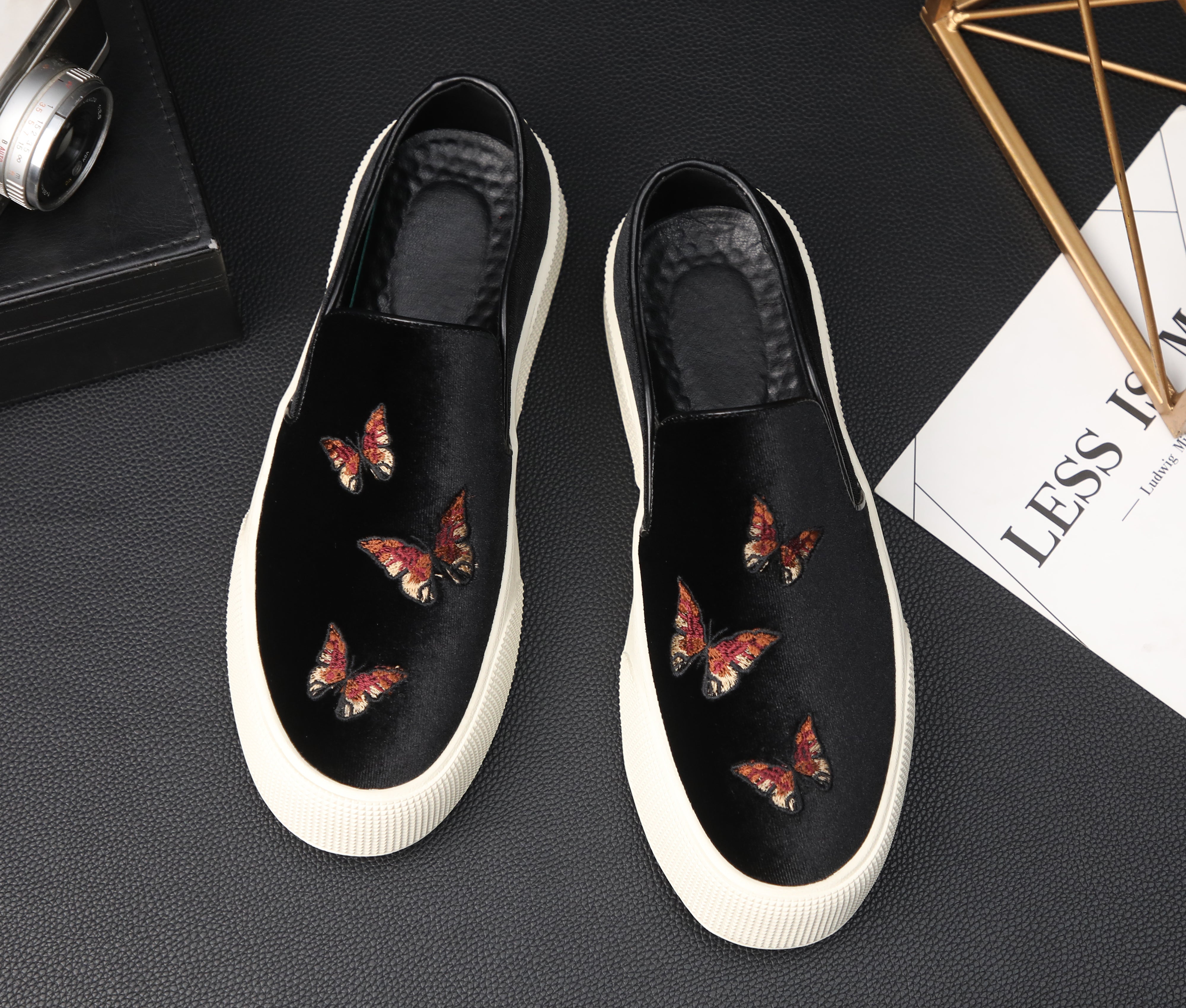Mocasines de hombre de terciopelo con bordado de mariposas
