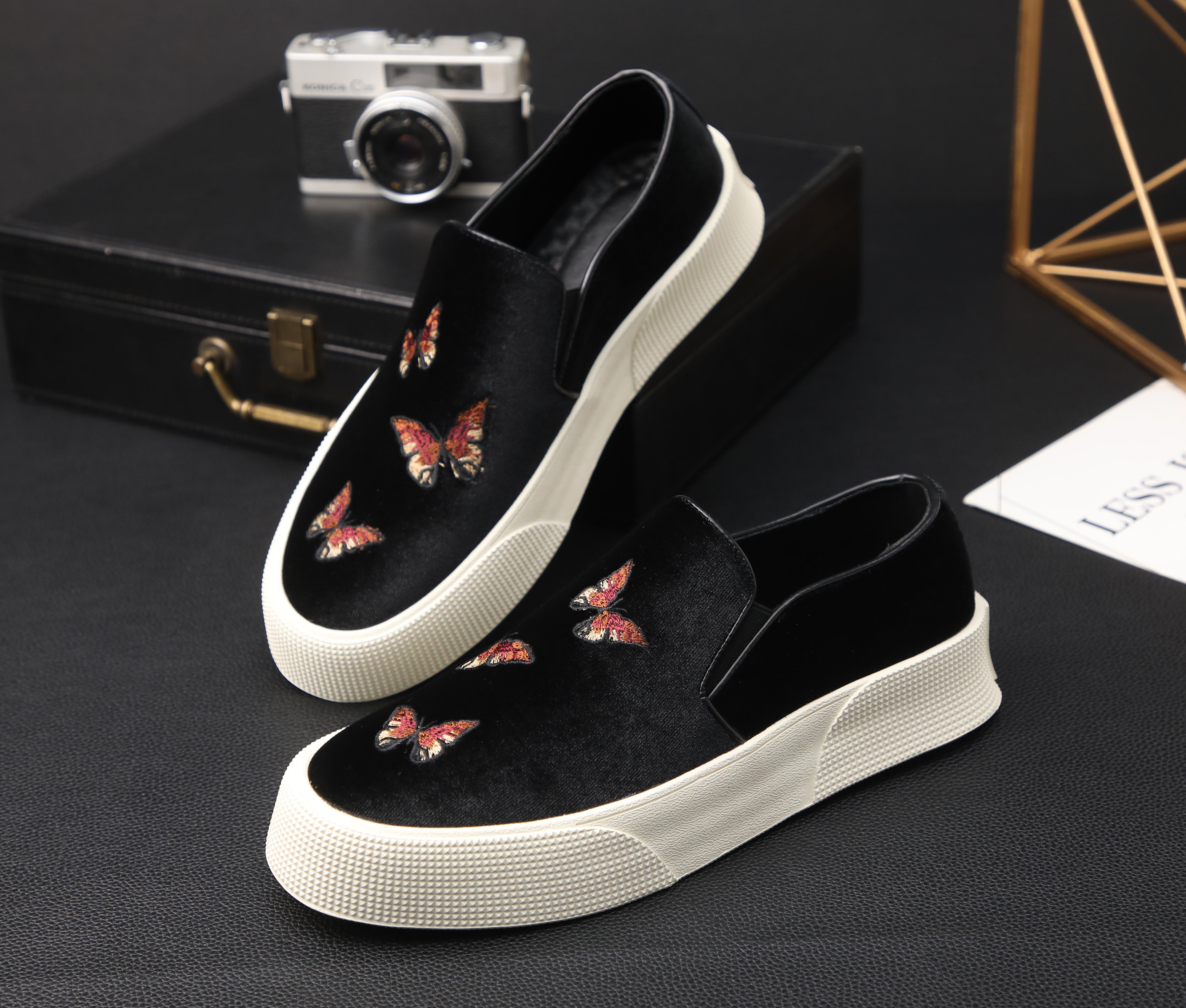 Mocasines de hombre de terciopelo con bordado de mariposas