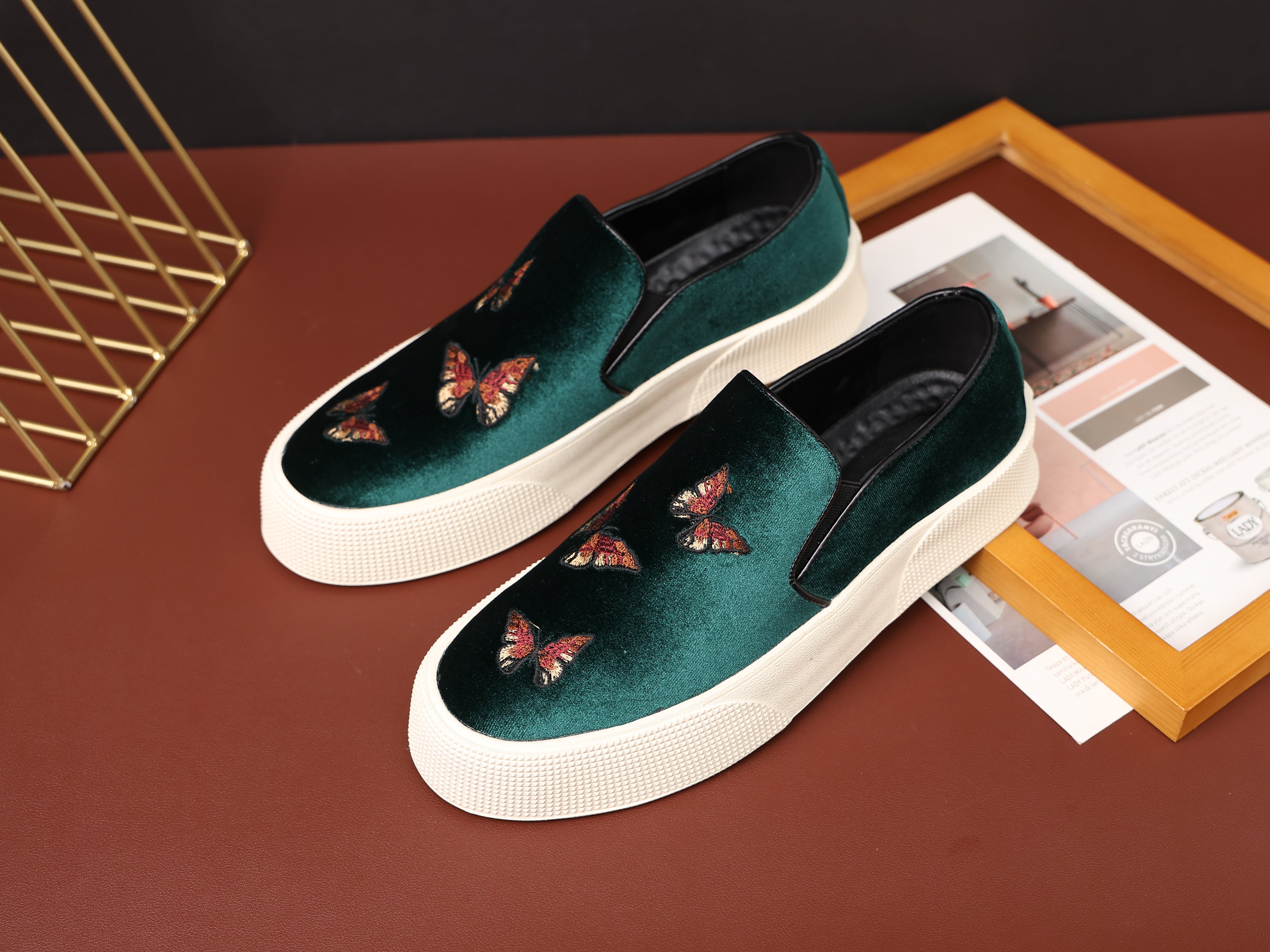 Mocasines de hombre de terciopelo con bordado de mariposas