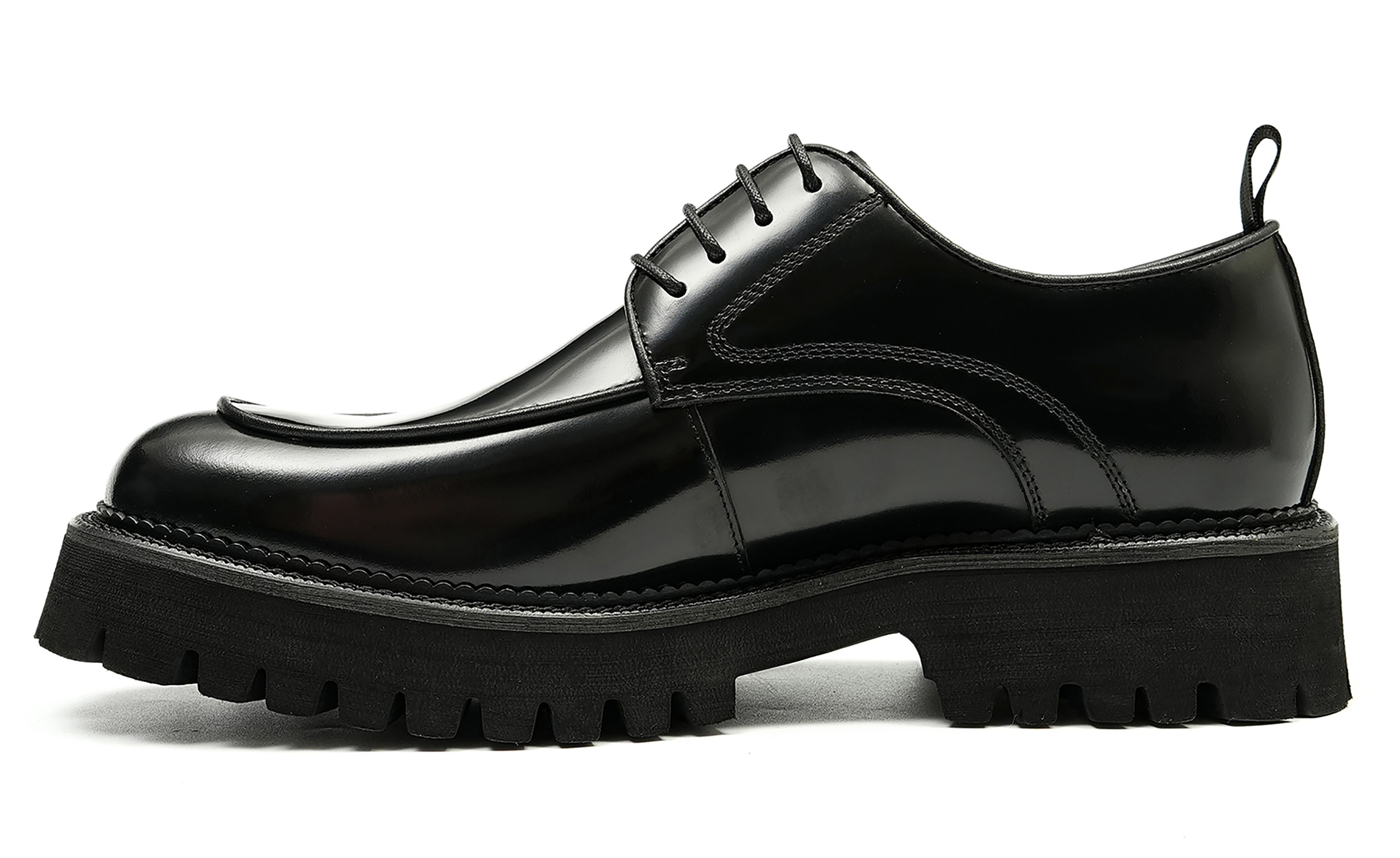 Vestido clásico para hombre Derby de charol