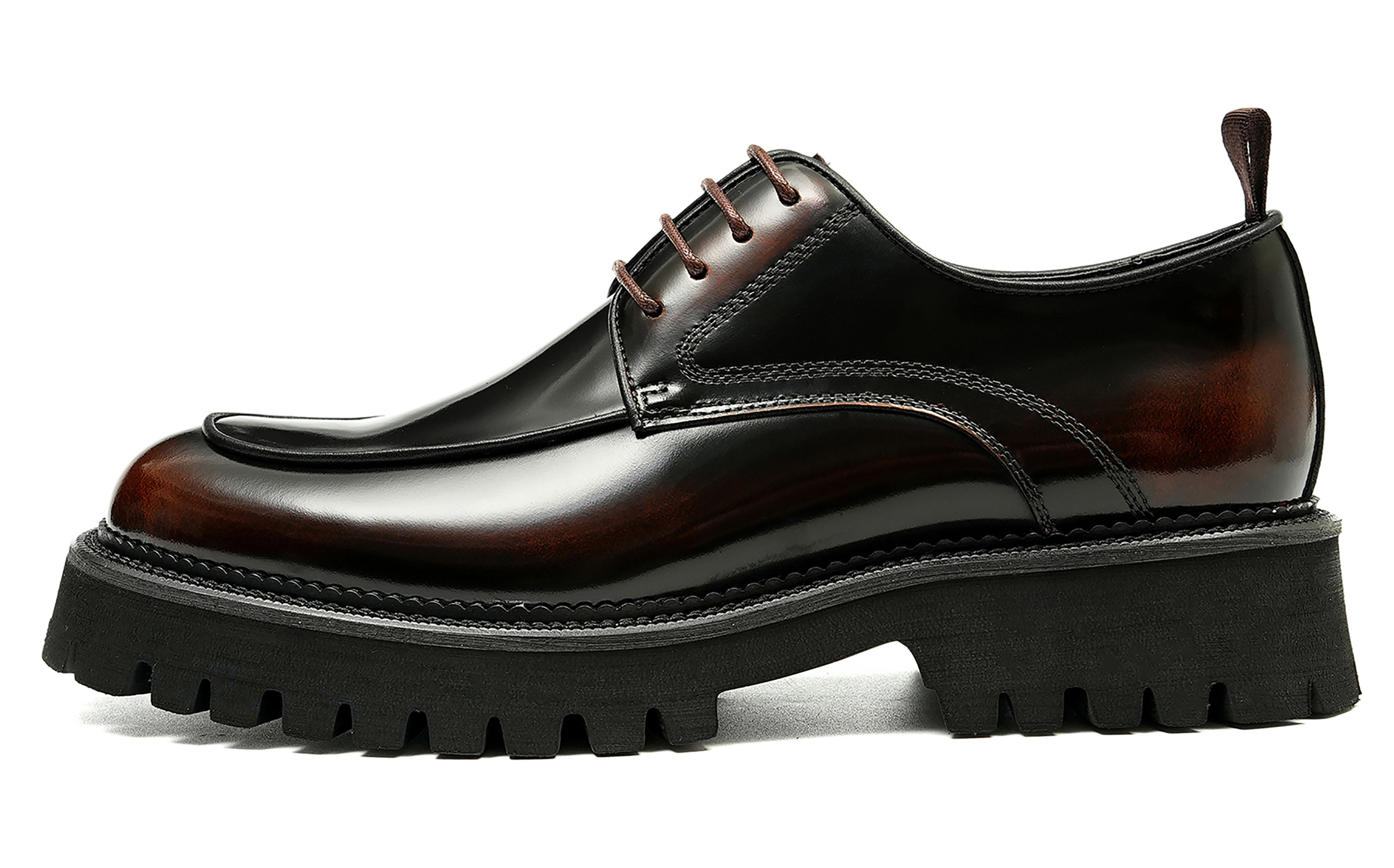 Vestido clásico para hombre Derby de charol